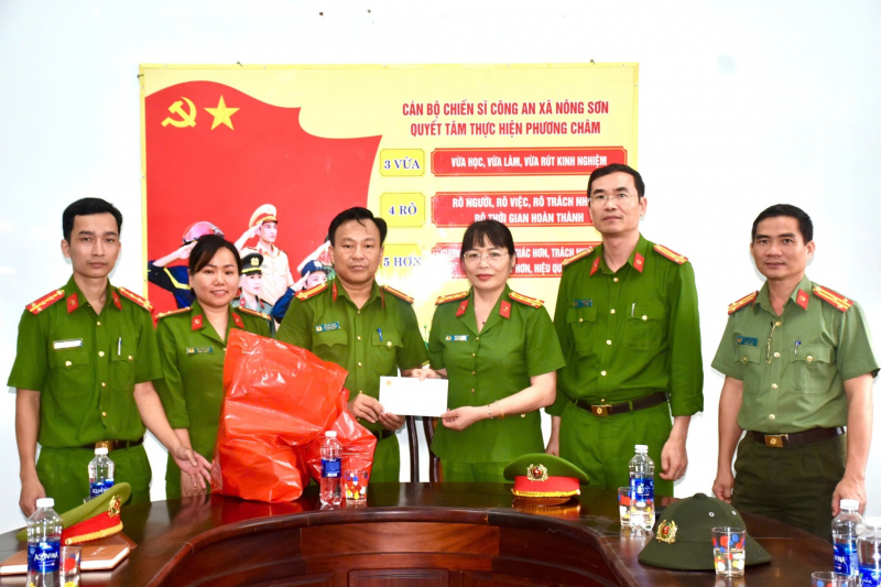 Hơn 3,5 tấn lương thực và 2.000 thùng nước sạch từ Bộ Công an đến tay người dân vùng lũ Đà Nẵng -0