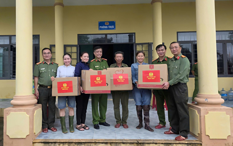 Công an Đà Nẵng tiếp tục mang quà của Bộ Công an đến với bà con, cán bộ chiến sĩ vùng lũ -1