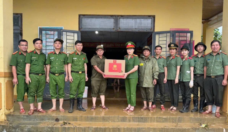 Công an Đà Nẵng tiếp tục mang quà của Bộ Công an đến với bà con, cán bộ chiến sĩ vùng lũ -0