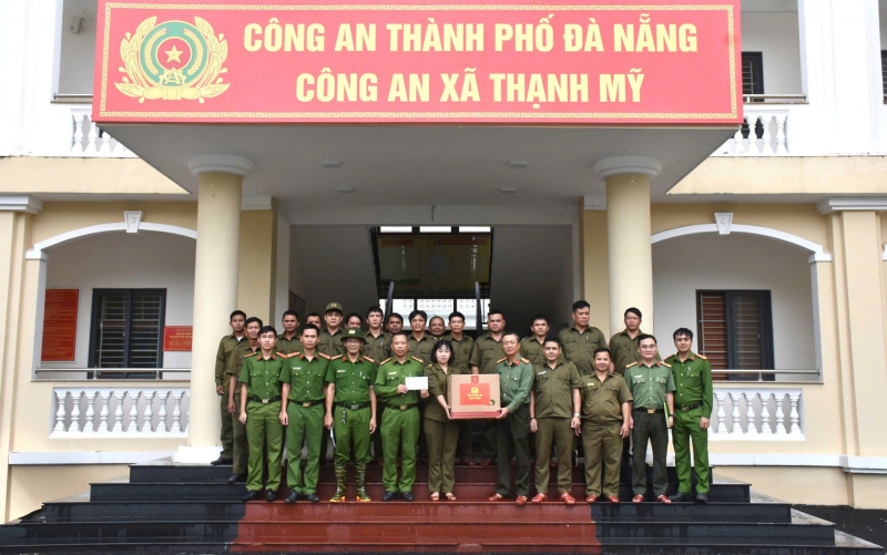 Công an Đà Nẵng tiếp tục mang quà của Bộ Công an đến với bà con, cán bộ chiến sĩ vùng lũ -1