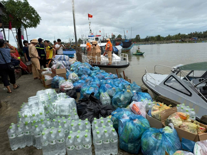 Hơn 3,5 tấn lương thực và 2.000 thùng nước sạch từ Bộ Công an đến tay người dân vùng lũ Đà Nẵng -2