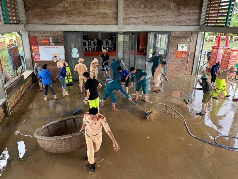 Công an Đà Nẵng tiếp tục mang quà của Bộ Công an đến với bà con, cán bộ chiến sĩ vùng lũ -0