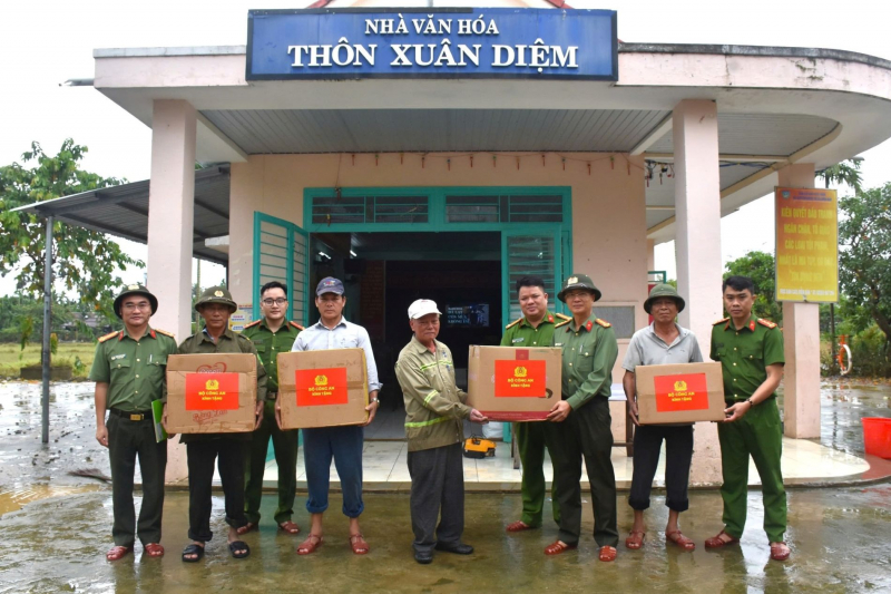 Công an Đà Nẵng tiếp tục mang quà của Bộ Công an đến với bà con, cán bộ chiến sĩ vùng lũ -0