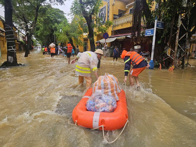 Công an Đà Nẵng tiếp tục mang quà của Bộ Công an đến với bà con, cán bộ chiến sĩ vùng lũ -0