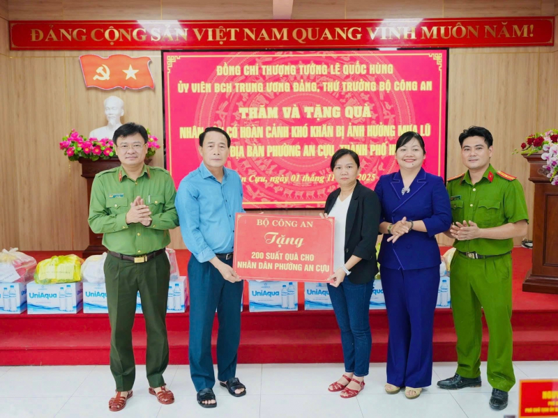 Thứ trưởng Lê Quốc Hùng thăm, tặng quà cho người dân bị ảnh hưởng lũ lụt tại Huế -0