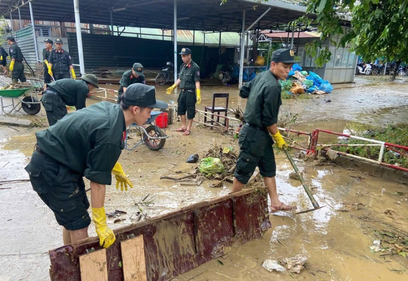 Trung đoàn CSCĐ Trung Bộ và Công an tỉnh Quảng Trị hỗ trợ khắc phục hậu quả mưa lũ tại Huế -0