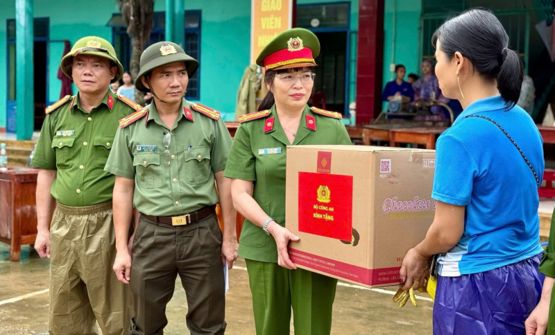 Tỏa sáng hình ảnh người chiến sĩ Công an đồng hành, hỗ trợ người dân sau mưa lũ -0