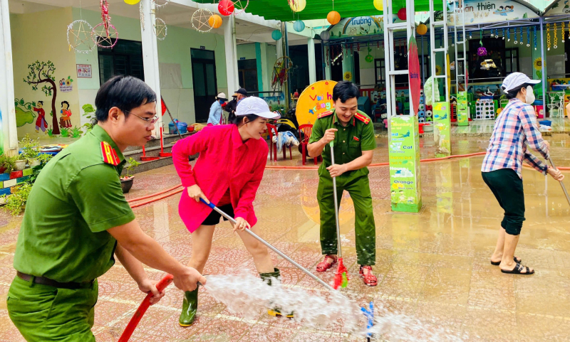 Tỏa sáng hình ảnh người chiến sĩ Công an đồng hành, hỗ trợ người dân sau mưa lũ -0