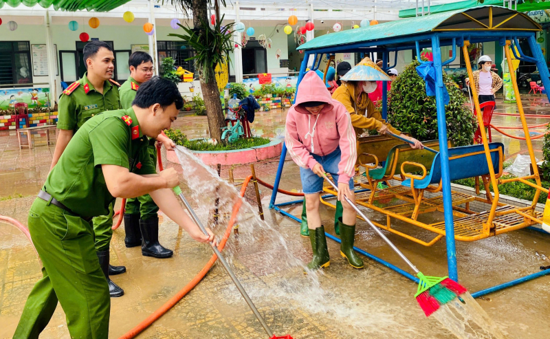 Tỏa sáng hình ảnh người chiến sĩ Công an đồng hành, hỗ trợ người dân sau mưa lũ -0