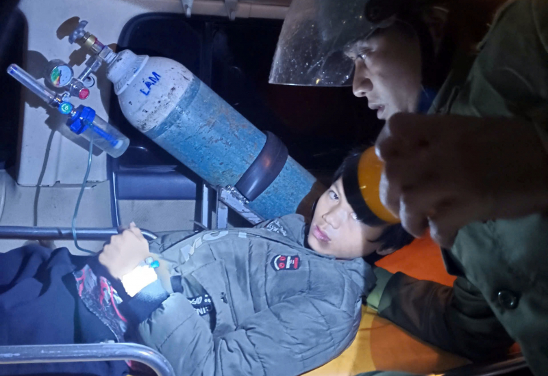 Tỏa sáng hình ảnh người chiến sĩ Công an đồng hành, hỗ trợ người dân sau mưa lũ -0