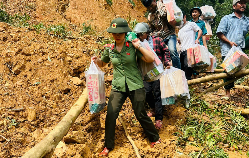 Tỏa sáng hình ảnh người chiến sĩ Công an đồng hành, hỗ trợ người dân sau mưa lũ -0