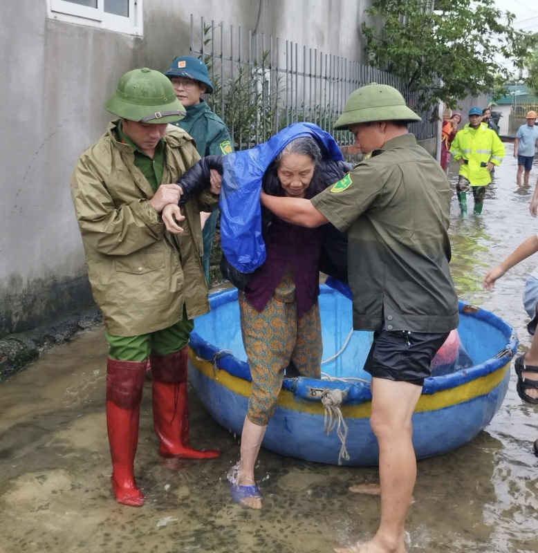 Công an Hà Tĩnh nỗ lực bảo vệ an toàn cho nhân dân trong mưa lũ -0