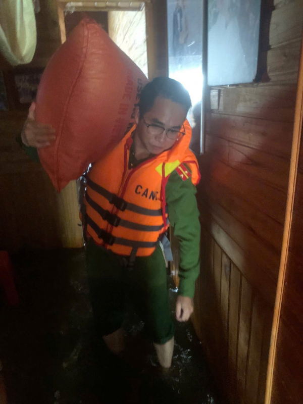 Công an Hà Tĩnh nỗ lực bảo vệ an toàn cho nhân dân trong mưa lũ -1