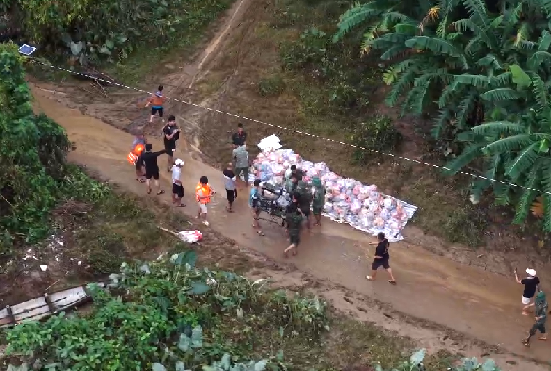 Hàng nghìn suất quà của bà con Đắk Lắk băng nước lũ đến với bà con miền Trung -0