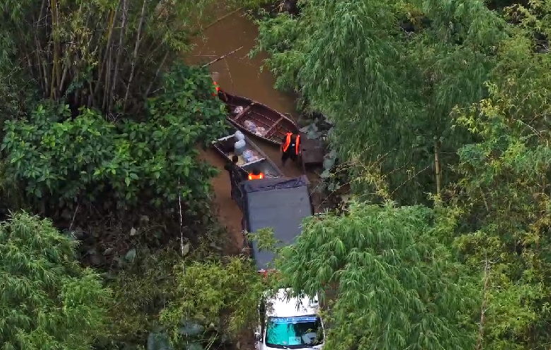 Hàng nghìn suất quà của bà con Đắk Lắk băng nước lũ đến với bà con miền Trung -0