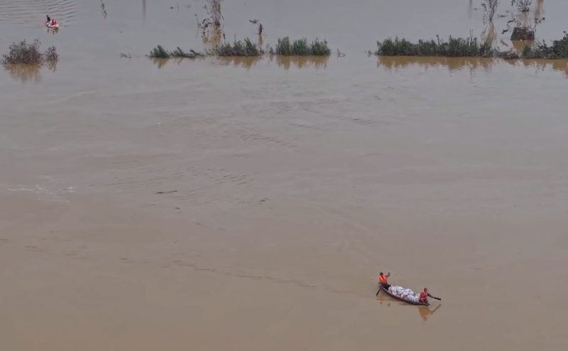 Hàng nghìn suất quà của bà con Đắk Lắk băng nước lũ đến với bà con miền Trung -0