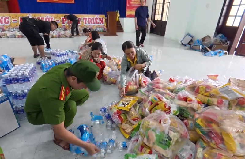 Hàng nghìn suất quà của bà con Đắk Lắk băng nước lũ đến với bà con miền Trung -0