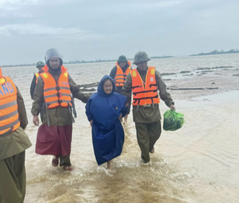 Công an Hà Tĩnh nỗ lực bảo vệ an toàn cho nhân dân trong mưa lũ -4