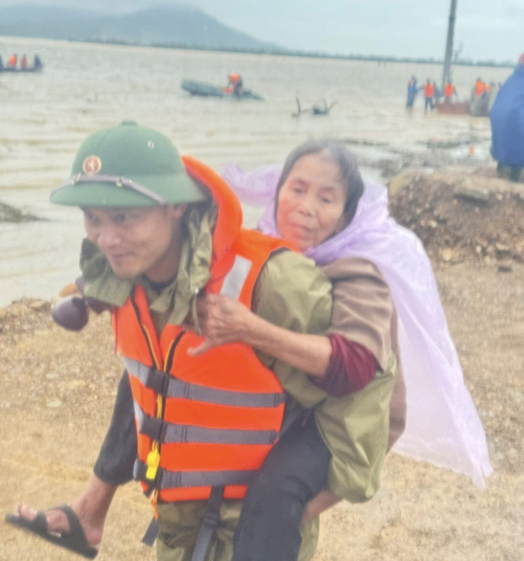 Công an Hà Tĩnh nỗ lực bảo vệ an toàn cho nhân dân trong mưa lũ -3