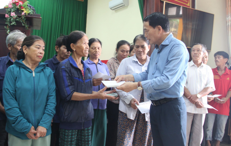 Thứ trưởng Lê Quốc Hùng thăm, tặng quà cho người dân bị ảnh hưởng lũ lụt tại Huế -0