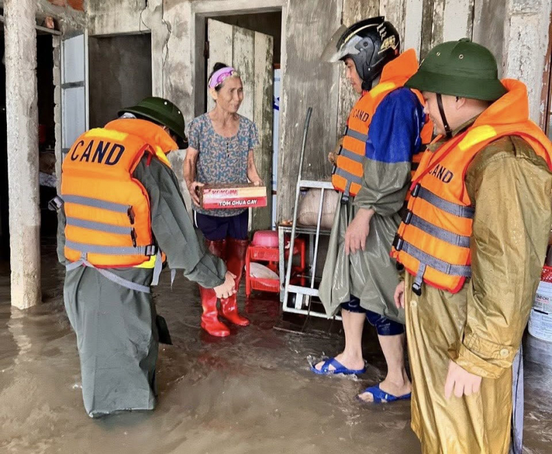 Công an Hà Tĩnh nỗ lực bảo vệ an toàn cho nhân dân trong mưa lũ -5