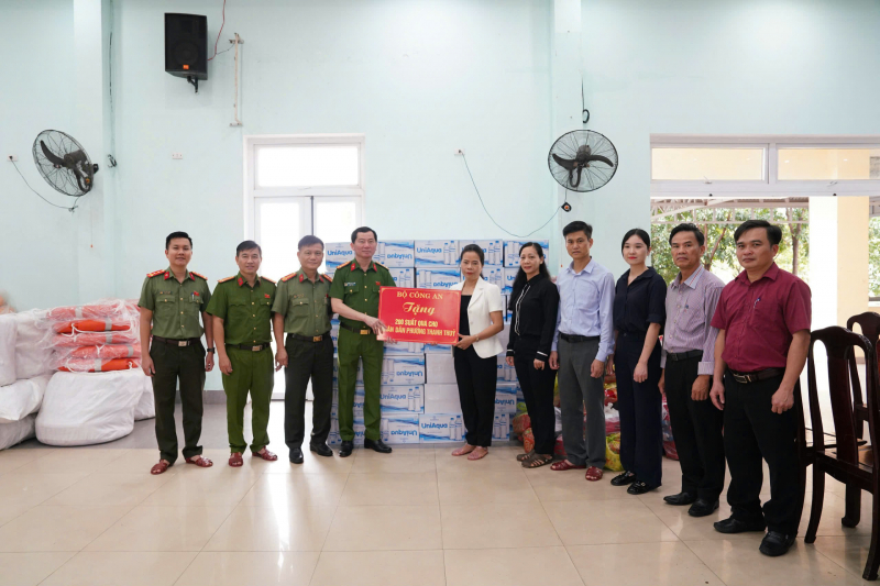 Công an TP Huế nỗ lực trao quà cứu trợ của Bộ Công an đến tận tay người dân vùng lũ -0
