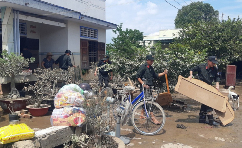 Khẩn trương hỗ trợ nhân dân vùng lũ ổn định cuộc sống -0