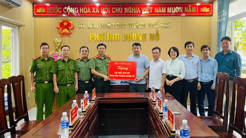 Công an TP Huế nỗ lực trao quà cứu trợ của Bộ Công an đến tận tay người dân vùng lũ -0