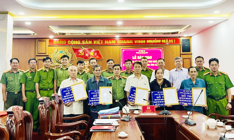 Công an Cà Mau bàn giao kinh phí xây dựng nhà tình nghĩa cho hội viên Cựu CAND -0