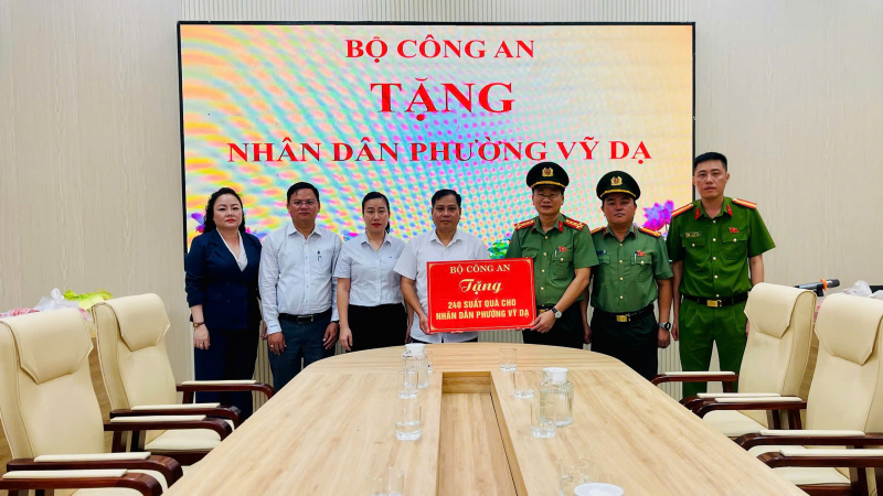 Công an TP Huế nỗ lực trao quà cứu trợ của Bộ Công an đến tận tay người dân vùng lũ -0