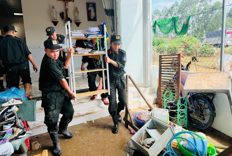 Khẩn trương hỗ trợ nhân dân vùng lũ ổn định cuộc sống -0