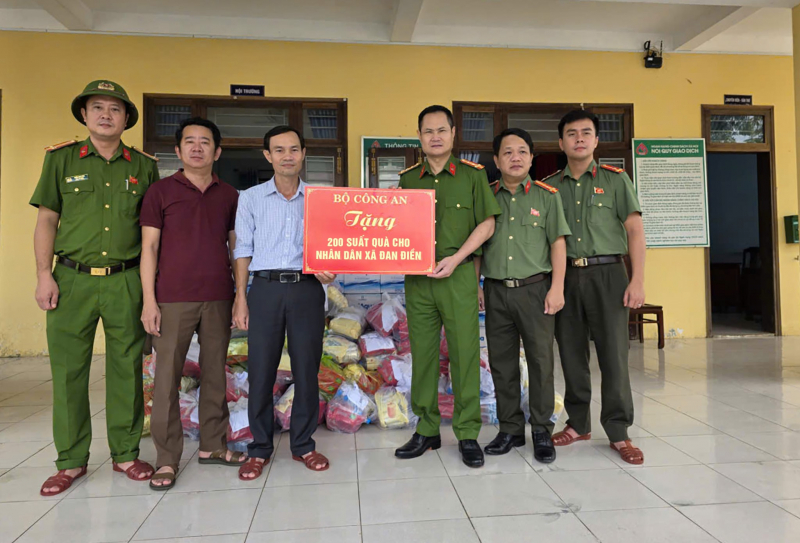 Công an TP Huế nỗ lực trao quà cứu trợ của Bộ Công an đến tận tay người dân vùng lũ -0