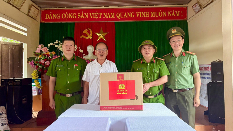 Hơn 3,5 tấn lương thực và 2.000 thùng nước sạch từ Bộ Công an đến tay người dân vùng lũ Đà Nẵng -0