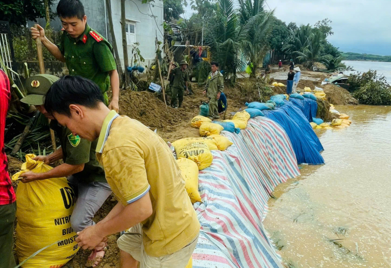 ច្រាំងទន្លេ Thu Bon បានបាក់យ៉ាងធ្ងន់ធ្ងរបន្ទាប់ពីទឹកជំនន់គំរាមកំហែងដល់សុវត្ថិភាពផ្ទះរាប់រយគ្រួសារ -0