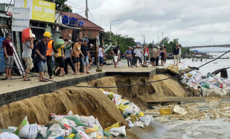 ច្រាំងទន្លេ Thu Bon បានបាក់យ៉ាងធ្ងន់ធ្ងរបន្ទាប់ពីទឹកជំនន់គំរាមកំហែងដល់សុវត្ថិភាពផ្ទះរាប់រយគ្រួសារ -0