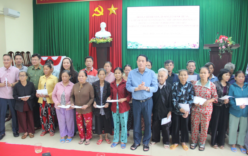 Thứ trưởng Lê Quốc Hùng thăm, tặng quà cho người dân bị ảnh hưởng lũ lụt tại Huế -0