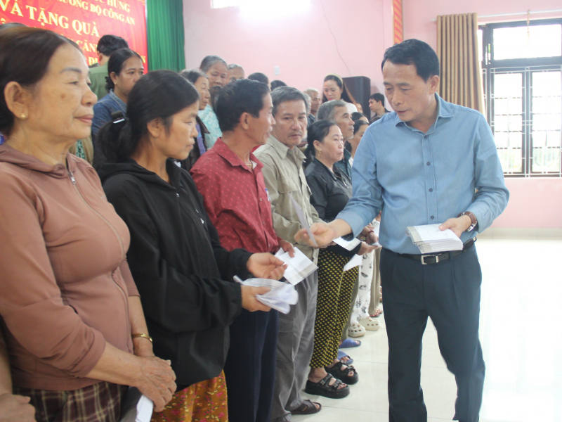 Thứ trưởng Lê Quốc Hùng thăm, tặng quà cho người dân bị ảnh hưởng lũ lụt tại Huế -0