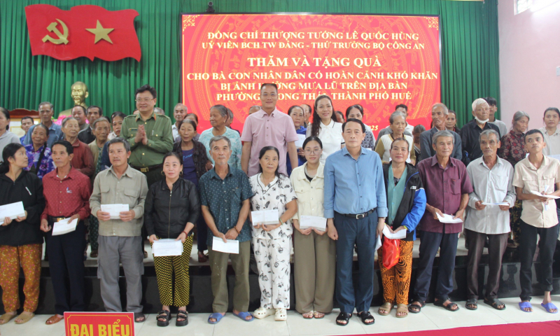 Thứ trưởng Lê Quốc Hùng thăm, tặng quà cho người dân bị ảnh hưởng lũ lụt tại Huế -0