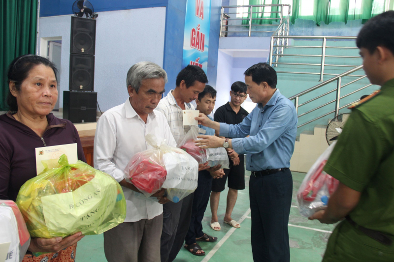 Thứ trưởng Lê Quốc Hùng thăm, tặng quà cho người dân bị ảnh hưởng lũ lụt tại Huế -0