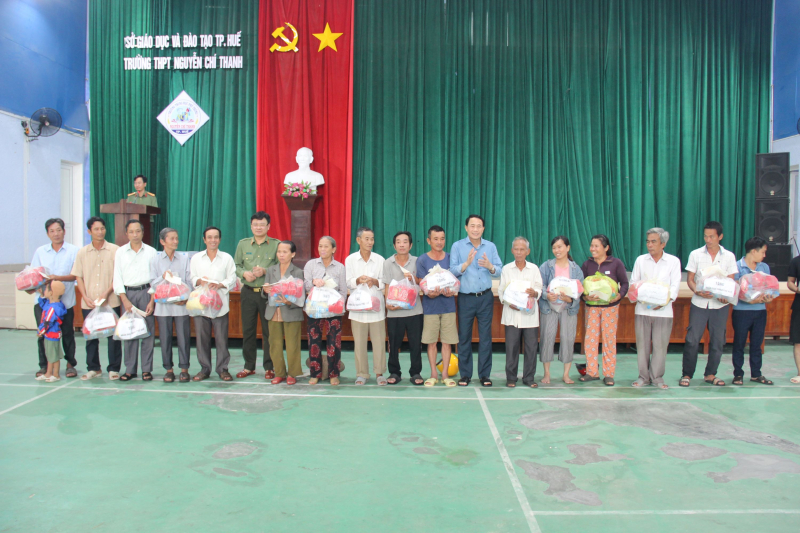 Thứ trưởng Lê Quốc Hùng thăm, tặng quà cho người dân bị ảnh hưởng lũ lụt tại Huế -0