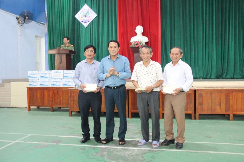 Thứ trưởng Lê Quốc Hùng thăm, tặng quà cho người dân bị ảnh hưởng lũ lụt tại Huế -0