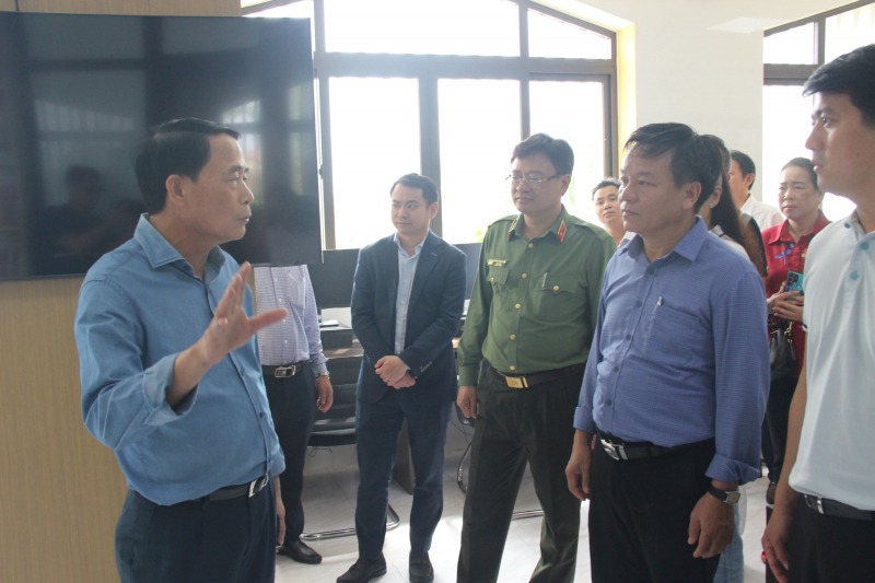 Thứ trưởng Lê Quốc Hùng thăm, tặng quà cho người dân bị ảnh hưởng lũ lụt tại Huế -0