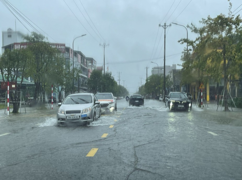 Công an Hà Tĩnh nỗ lực bảo vệ an toàn cho nhân dân trong mưa lũ -0