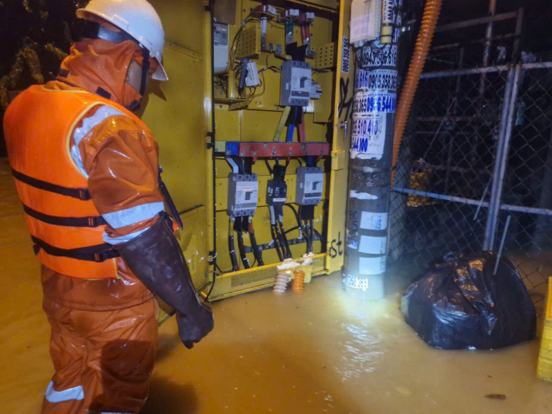 Hơn 400.000 hộ dân miền Trung đã có điện trở lại sau mưa lũ -1