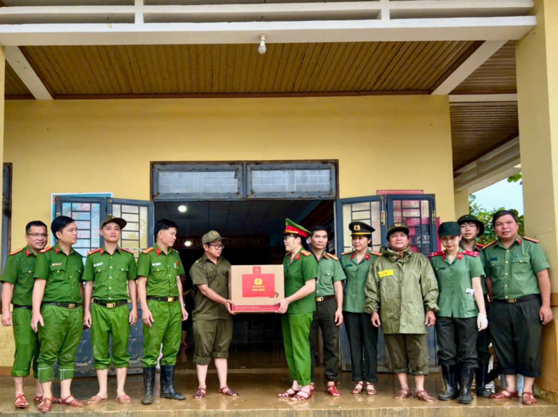 Hơn 3,5 tấn lương thực và 2.000 thùng nước sạch từ Bộ Công an đến tay người dân vùng lũ Đà Nẵng -0