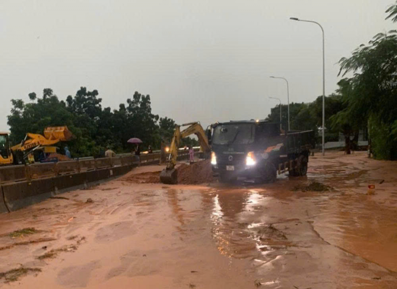 ຮີບຮ້ອນແກ້ໄຂສະພາບດິນຊາຍ ແລະ ນ້ຳຄົງຄ້າງຢູ່ທາງຫຼວງແຫ່ງຊາດ 1 ແລະ ທາງດ່ວນວິ້ງຮວາ-ຟານທິ-0.