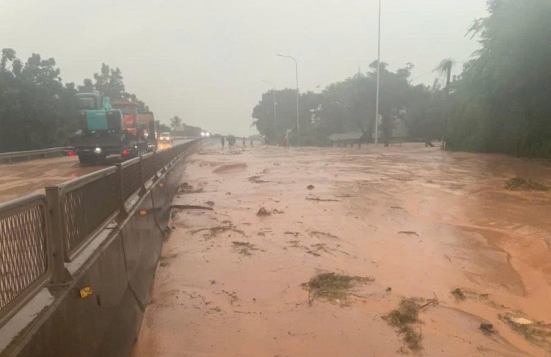 ຮີບຮ້ອນແກ້ໄຂສະພາບດິນຊາຍ ແລະ ນ້ຳຄົງຄ້າງຢູ່ທາງຫຼວງແຫ່ງຊາດ 1 ແລະ ທາງດ່ວນວິ້ງຮວາ-ຟານທິ-0.