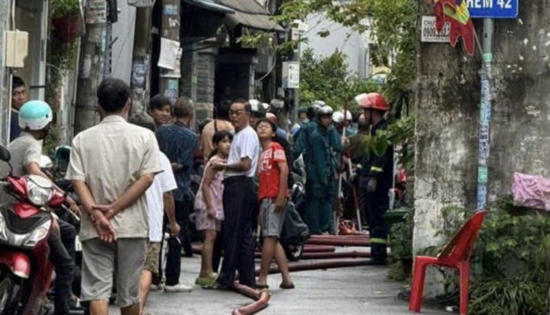 Chém hàng xóm vì mở nhạc ồn ào lúc rạng sáng rồi vào nhà cố thủ nhiều giờ -1