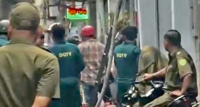 Chém hàng xóm vì mở nhạc ồn ào lúc rạng sáng rồi vào nhà cố thủ nhiều giờ -2