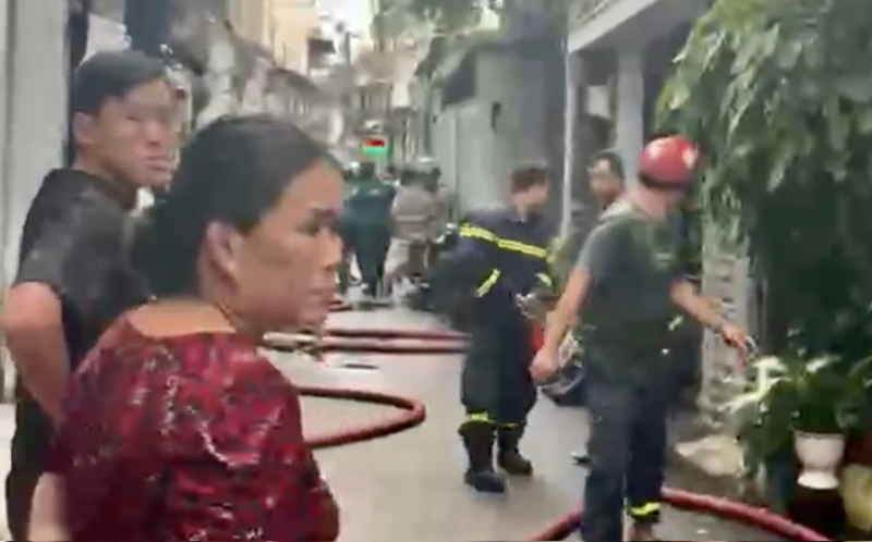 Chém hàng xóm vì mở nhạc ồn ào lúc rạng sáng rồi vào nhà cố thủ nhiều giờ -3